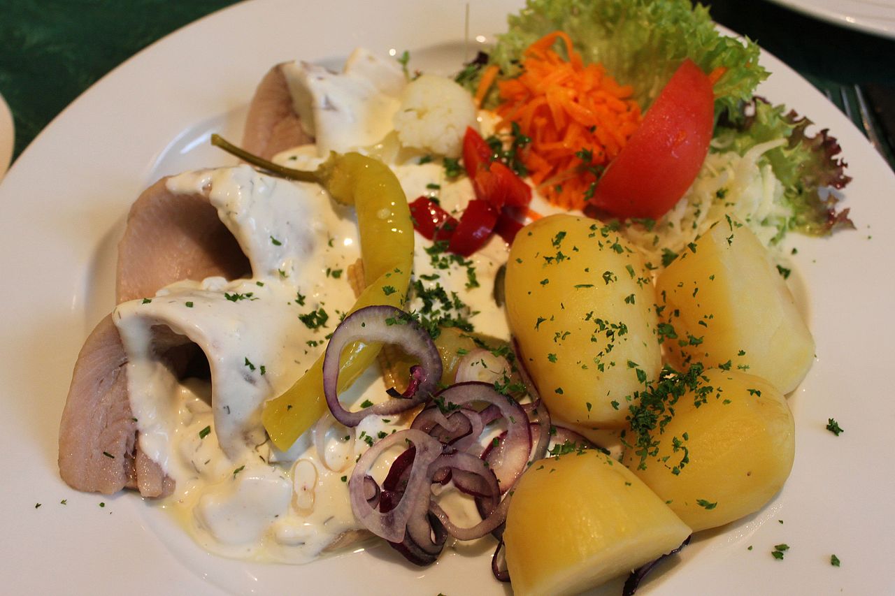 © Wikipedia, Benreis, Drei Matjes filets mit Sahnesoße